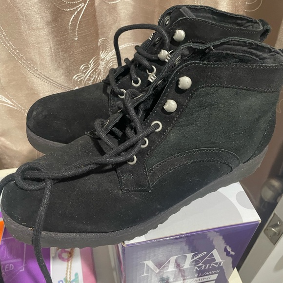 Uggs - Picture 6 of 7